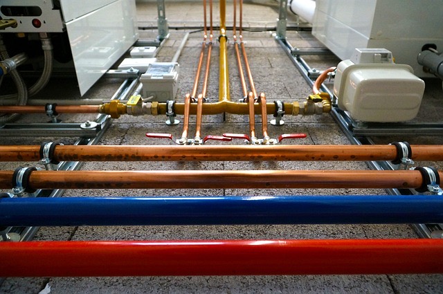 Kupferrohre einer Heizungs- und Sanitärinstallation