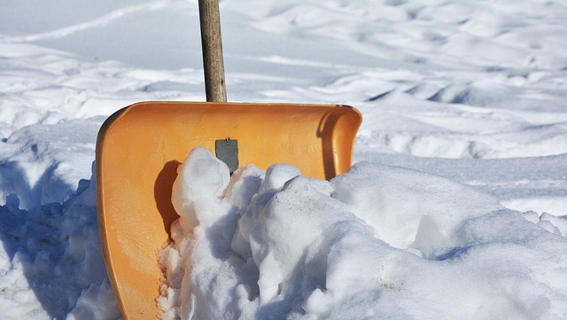 Schneeschaufel auf einer geräumten Fläche